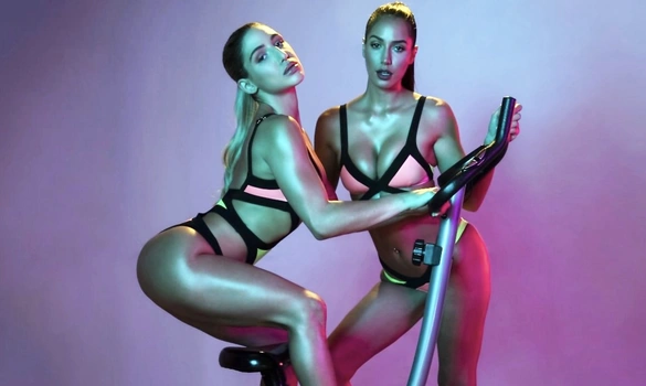 Две красивые лесби пактикуют сексуальный опыт в необычных местах