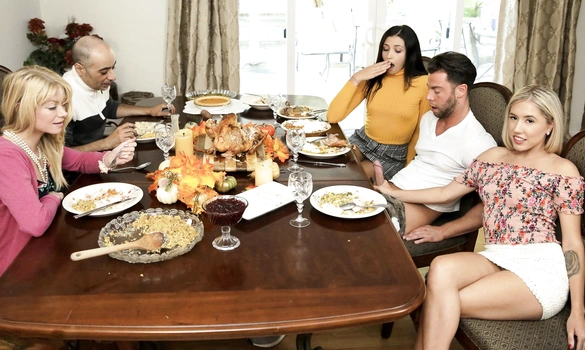 Парень пришел в гости к тете и ее кузинам чтоб занятся сексом в групповухе