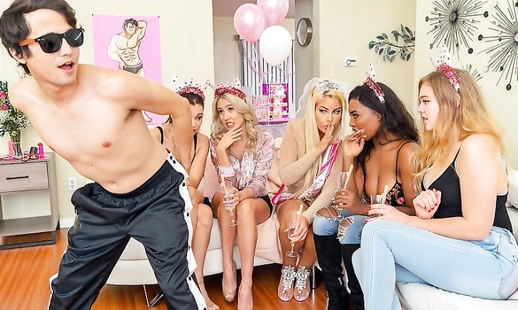 Зрелка Бриджит Би шпилится с молоденьким пацанчик на днюхе