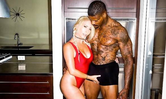 Шикарная блондинка любит бухнуть и потрахаться с негром под синькой