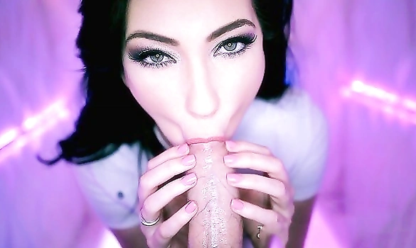 Опытная телка сосет член клиента и дразнит его голой попкой