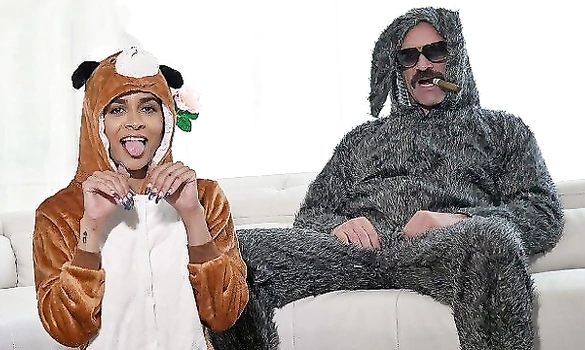 Одинокий Чарльз Дера натянул смуглую сучку в костюме собачки