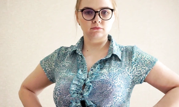 Молодая мамка палит парня за дрочкой, не ругает, а сразу сосет и трахается