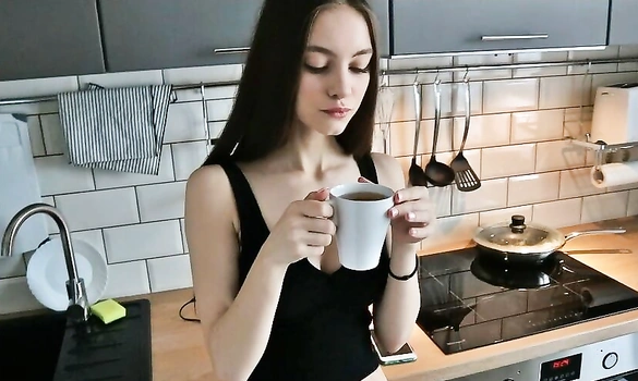 Подруга сделала себе чай, а парню предложила секс на кухне