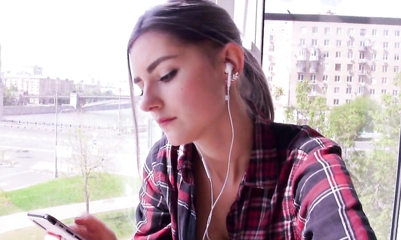 Русская девушка засукачала у окна и очень захотела секса