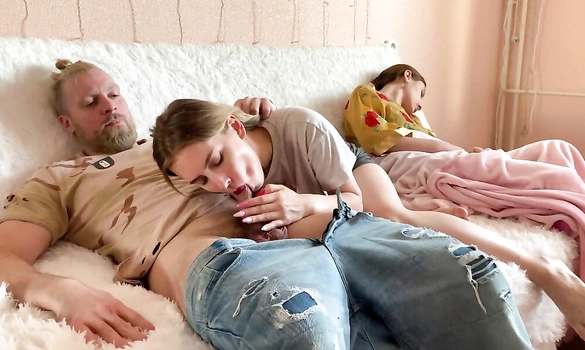 Отчим не смог отказаться от минета, при том что жена спит рядом