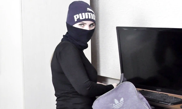 Поймал воровку на горячем, оттрахал в рот и кончил на лицо