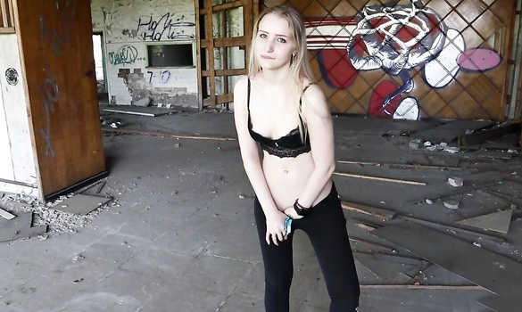 Только привел её на заброшку, как она сама полезла в трусики