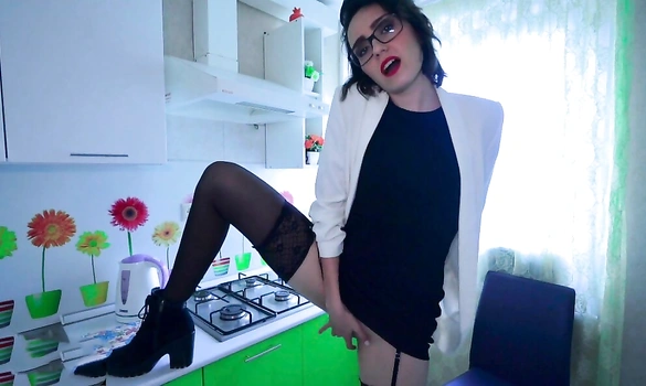 Русская риэлторша показала квартиру без трусиков, только чтобы продать её по скорее