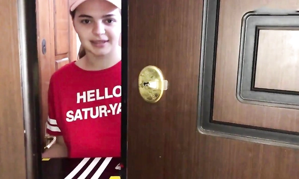 Впустил в дом курьершу и трахнул за то что привезла не те кроссовки