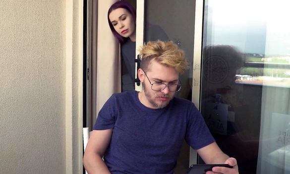 Пришла к сводному брату отсосать на балконе, хоть бы никто не узнал