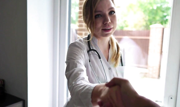 Пышная медсестричка сделала парню массаж члена и спасла от недуги