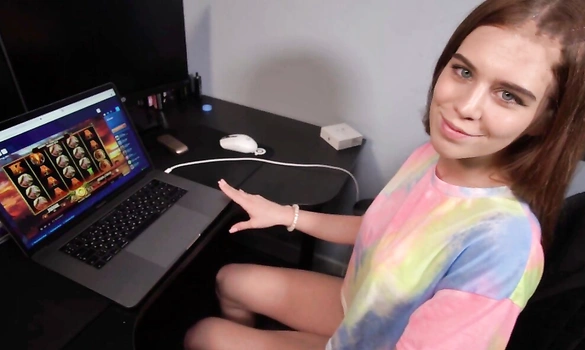 Подруге быстро надоело играть и она захотела расслабиться с членом