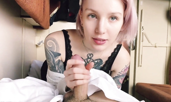 Вернулась с туалета в купе и дала соседу оттрахать себя, по дороге в Москву