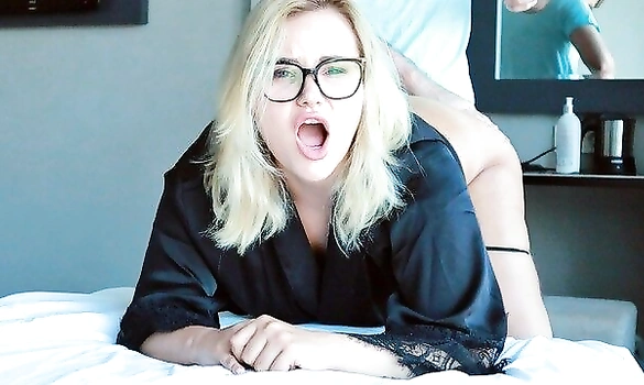 Попросила соседа помочь намазаться кремом, а он её вытрахал!