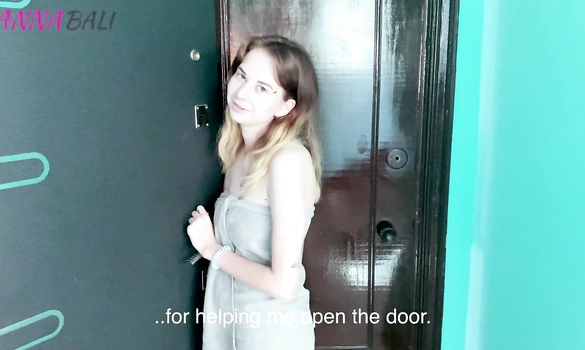 Помог открыть девушке дверь и она отблагодарила сексом