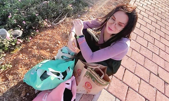 Русская девушка осталась без денег и паспорта, но земляк спас положение – еще и трахнул вдобавок!