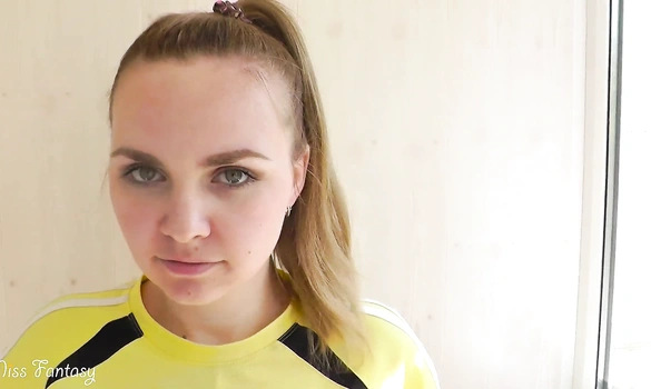 Русская молодая пышка пригласила соседа-тренера на свою домашнюю тренировку