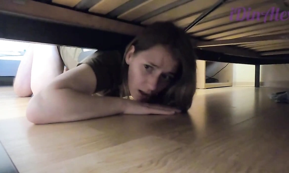 Застряла под кроватью когда мыла пол - пришлось трахнуть её!