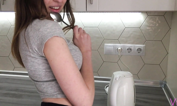 Тебе с сахаром или без? Мне с твоей киской)