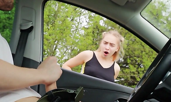 Классно сыграла сценку - типа спалила парня на дрочке в машине и захотела ему отсосать и отдаться как шлюшка