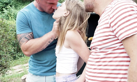 Пикник на даче закончился сексом втроем