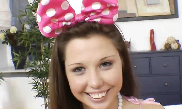 У тебя такие красивые глаза! Ты просто милашка!