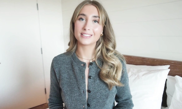 Милашка показала грудь и красиво потрахалась с парнем