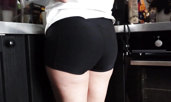 Измена с соседкой, пока жена на даче!