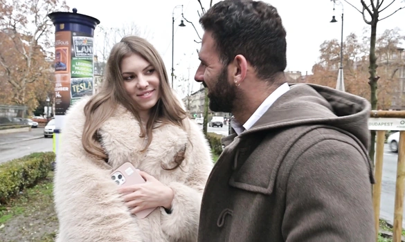 Влюбила в себя официанта и получила анальный секс