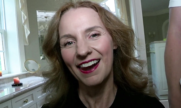 Зрелая дама показала навыки секса в бритую киску