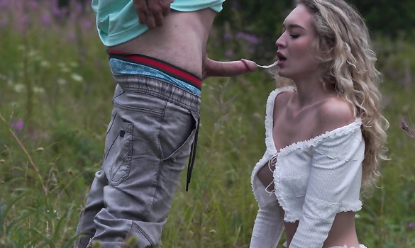 Глубокий минет на природе