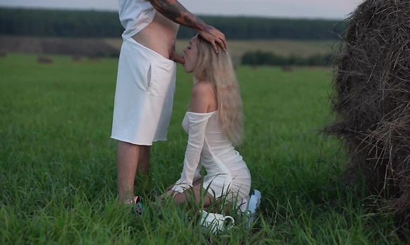 Девушка модельной внешности делает глубокий минет фотографу - на природе