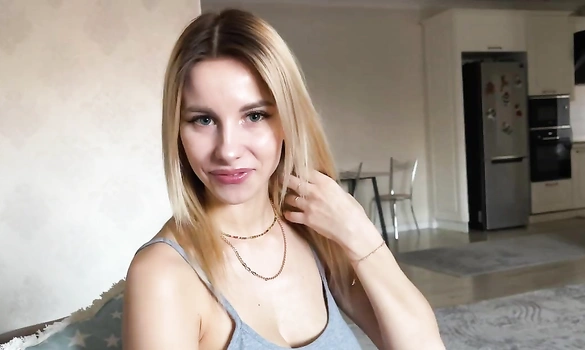 Очень приятная и симпатичная молодая мачеха